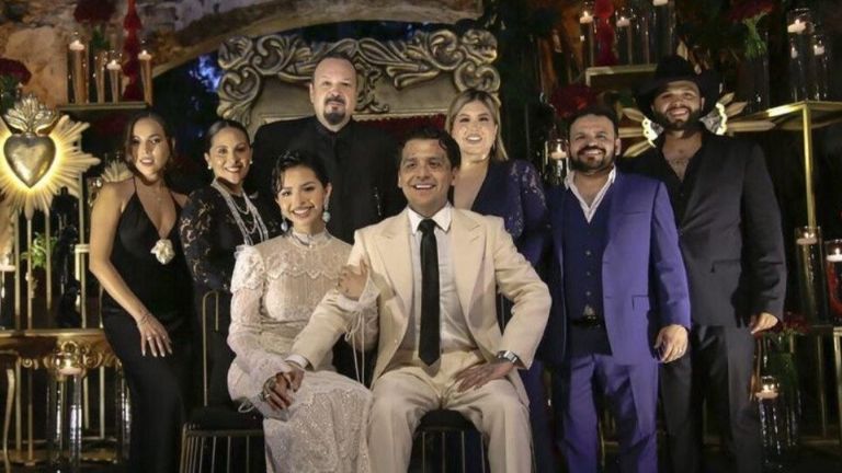 Los hermanos de Christian Nodal no aparecen en las fotos oficiales de la boda