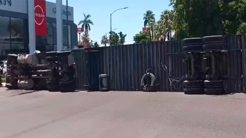 Tráiler vuelca en Hermosillo, en el cruce de Kino y Morelos; no hubo heridos