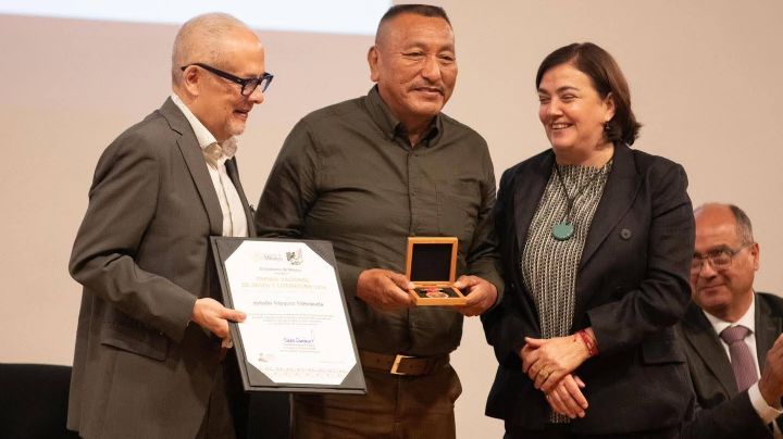 Promotor cultural indígena mayo recibe el Premio 'Nezahualcóyotl' en Bellas Artes