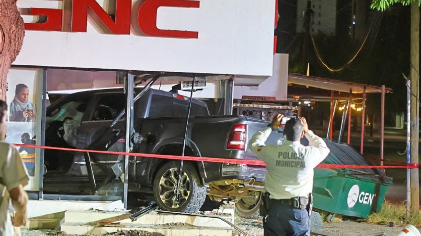 Código Rojo en Hermosillo: Camioneta se estrella y termina dentro de conocido negocio