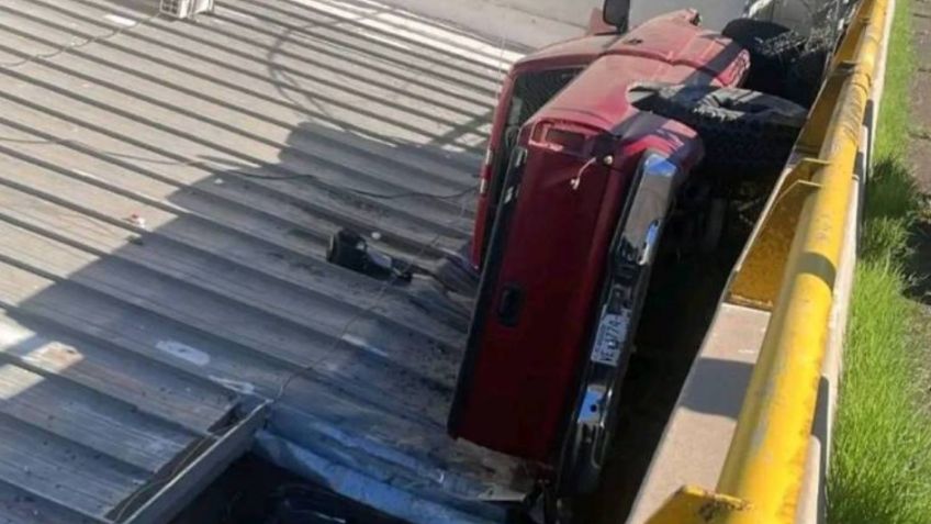 Tras accidente, auto termina en el techo de un negocio en Nogales; conductor se fuga