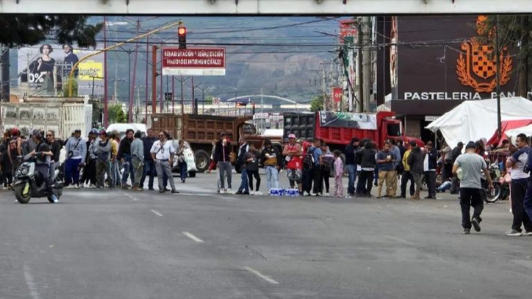 Funcionaria de Ixtapaluca es captada en video recibiendo presuntos pagos de extorsión