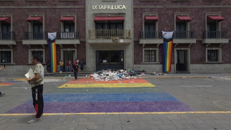 Funcionaria de Ixtapaluca es captada en video recibiendo presuntos pagos de extorsión