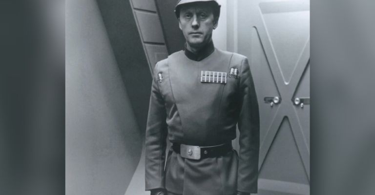 Kenneth viste de luto a Stars Wars con su inesperada muerte