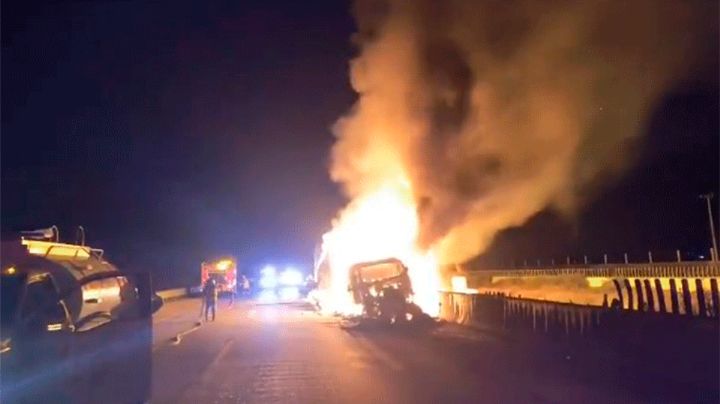 VIDEO: Incendio de tráiler provoca fuerte caos en la autopista México-Puebla