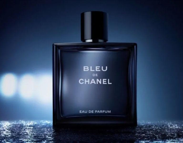 Con una fragancia amaderada