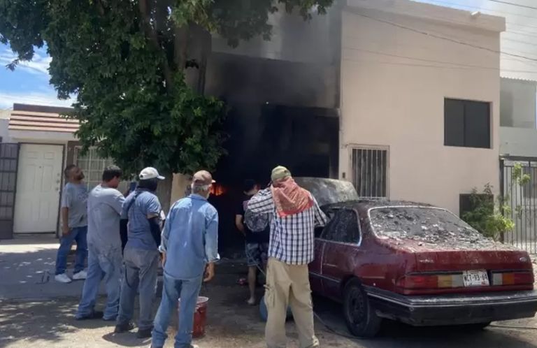 El momento en que los vecinos sacaron el vehículo de la cochera