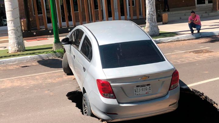 VIDEO: Cae auto a GRAN SOCAVÓN en Ciudad Obregón; nadie explica cómo pasó