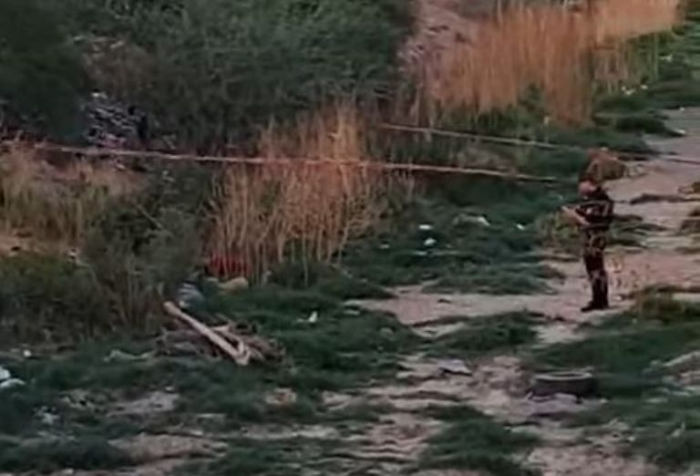 El occiso vestía una camisa roja y un pantalón negro