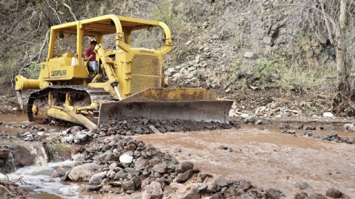 Caminos destrozados por las lluvias en Álamos son rehabilitados