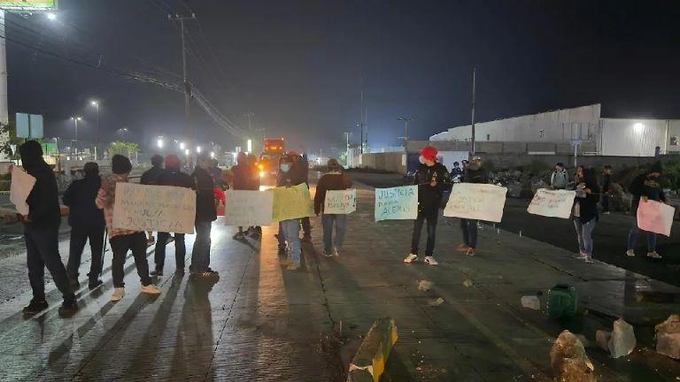organizaciones civiles, se manifestaron sobre la carretera Las Trancas-Coatepec para exigir justicia