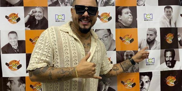 Danny Daniel sufre percance por ponchadura de llanta en camion sin pasar a mayores