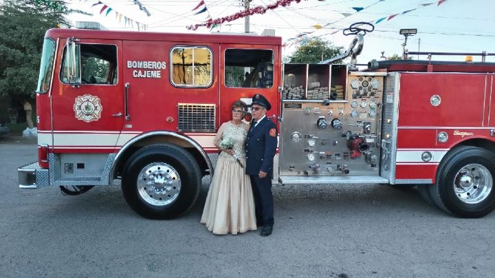 Se casaron vestidos de bomberos; en bodas de oro repitieron la historia en Ciudad Obregón