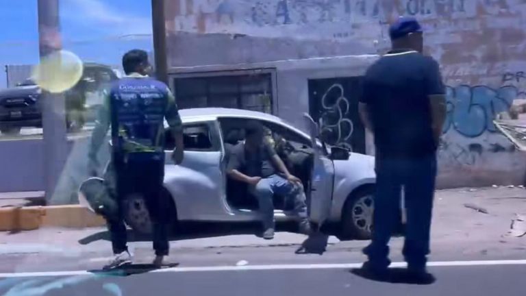 Dos autos involucrados en fuerte accidente en Guaymas
