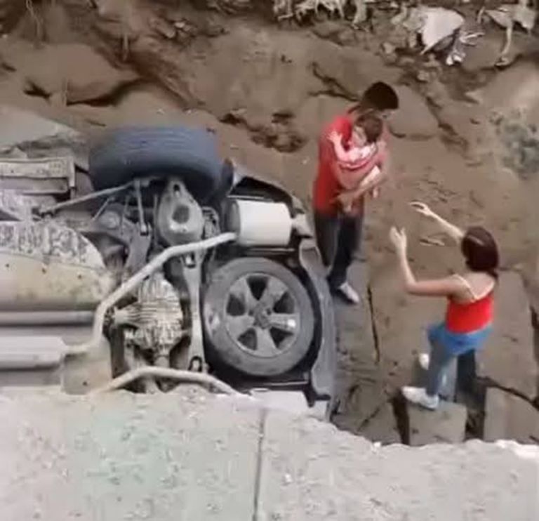 Socavon dejo tres menores lesionados y una mujer de 32 años al caer