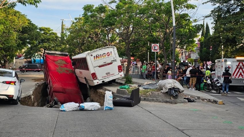 Un socavón en Guadalajara se abre y traga tres vehículos, dos menores y un bebé salen heridos