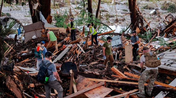 Tragedia: Suben a 70 muertos por inundaciones en Texas, EU; Trump declara estado de "desastre"