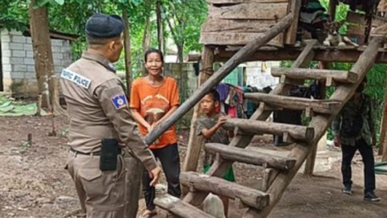 El menor fue encontrado en condiciones insalubres y desnutrido en la choza donde estaba abandonado