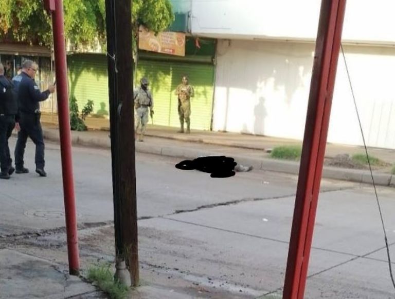 Lo cuerpos quedaron tendidos sobre la calle California