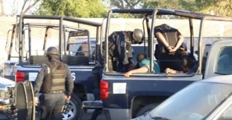 El operativo incluyó la inspección de varios inmuebles y vehículos para detectar armas y droga