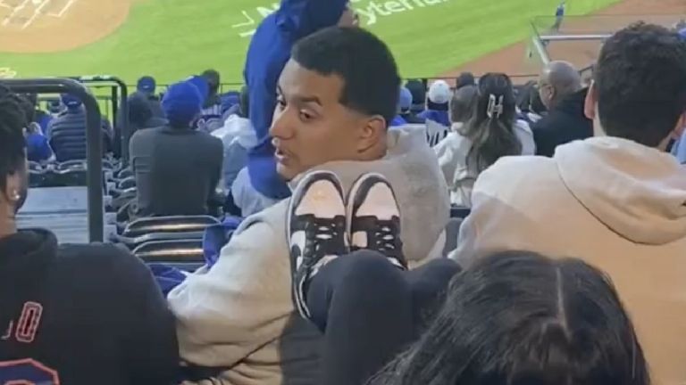 ‘Lady Patadas’ se hace viral por agredir a joven en partido de béisbol en Estados Unidos