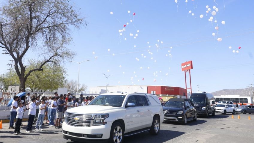 Compañeros de escuela lloran el asesinato de las tres hermanitas en Hermosillo; dan último adiós