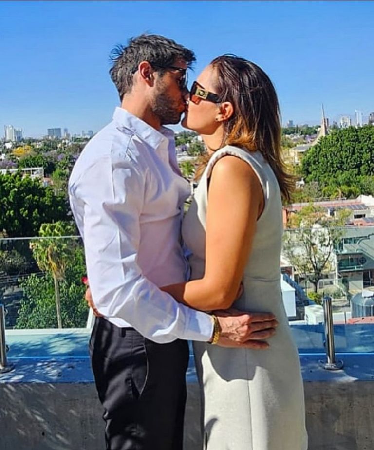 Eleazar Gómez y su novia 