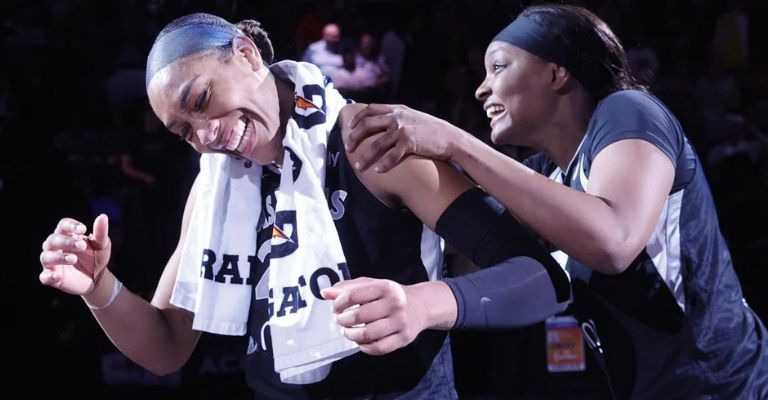 Sus compañeras la felicitaron, después de su hazaña