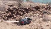 Foto ilustrativa de la nota titulada Por poco cae al mar: Conductora se precipita a barranco en carretera Guaymas - Empalme