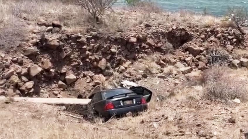 Por poco cae al mar: Conductora se precipita a barranco en carretera Guaymas - Empalme