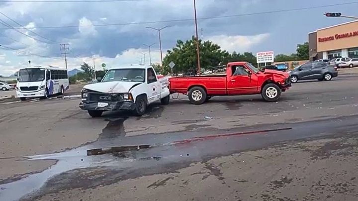 Conductor se 'brinca' el semáforo y provoca un aparatoso choque al sur de Ciudad Obregón