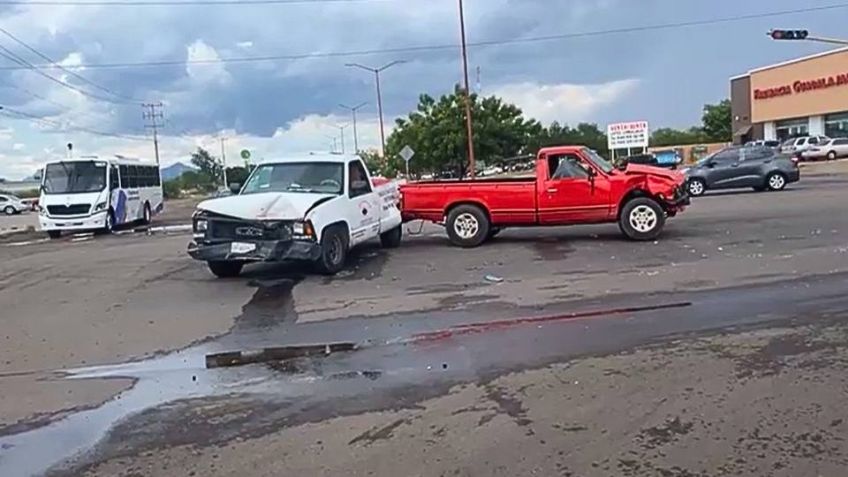 Conductor se 'brinca' el semáforo y provoca un aparatoso choque al sur de Ciudad Obregón