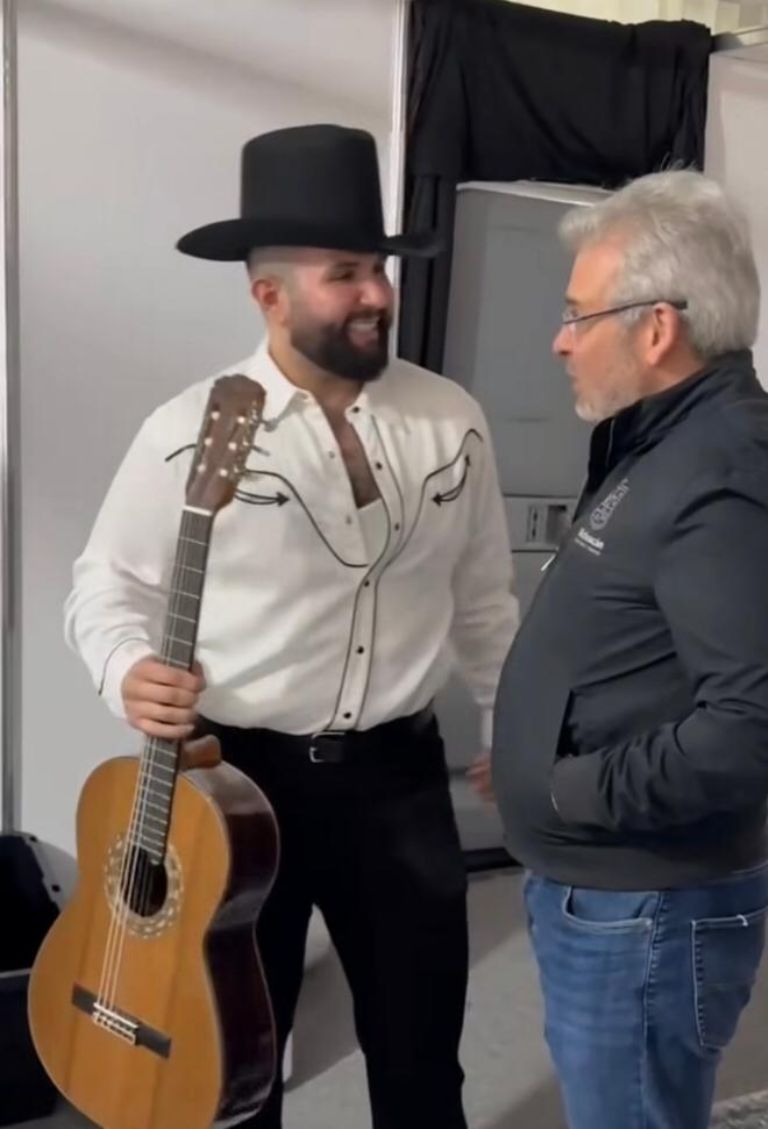 La guitarra que recibió de regaló Carín León 