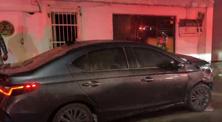 El sedán modelo reciente resultó con daños en la parte frontal