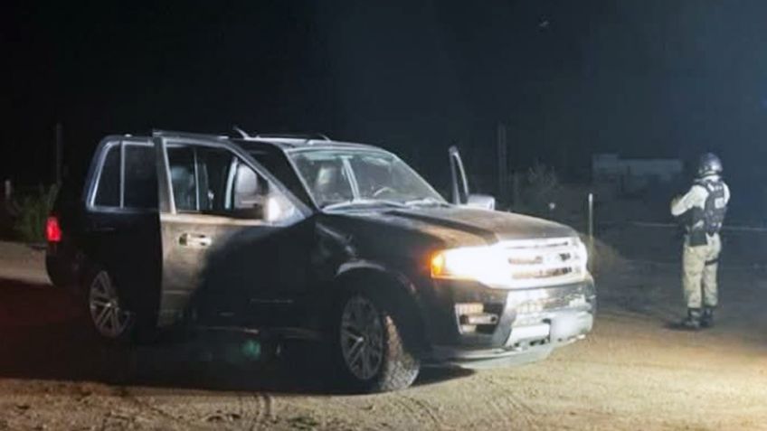 Integrantes de grupo criminal dejan vehículo abandonado en Sonora; hallan armas largas