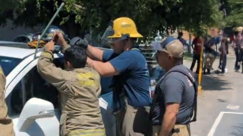 Bomberos de Hermosillo rescatan a bebé 1 año que se quedó encerrado dentro de vehículo