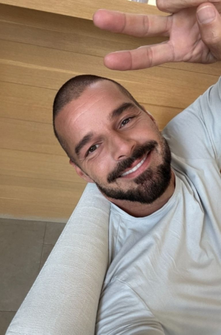 Ricky Martin sorprende con un nuevo look