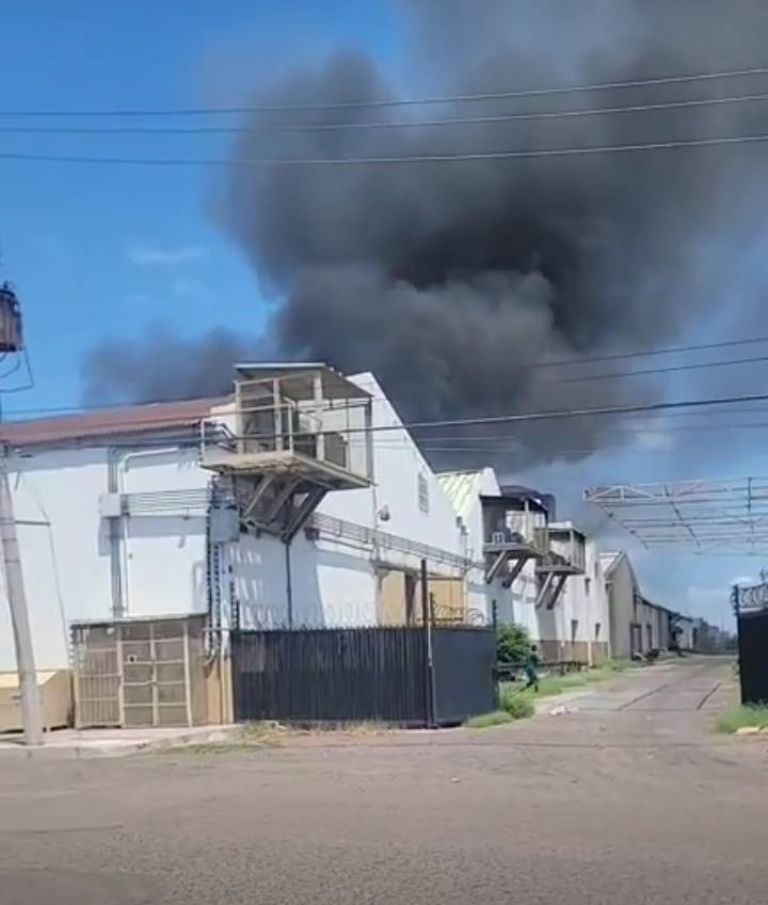 Una intensa columna de humo se formó