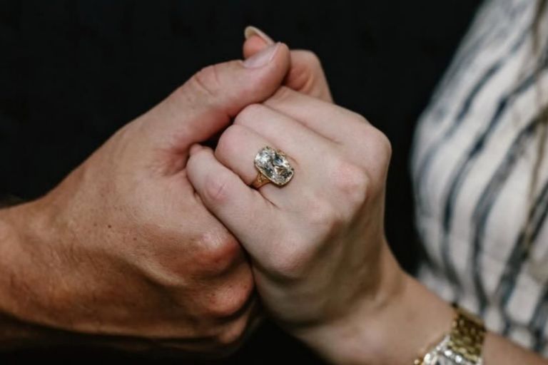 El anillo de Taylor Swift está valuado en más de medio millón de dólares