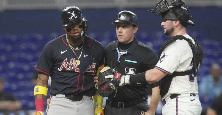 Acuña se molestó después de recibir un golpe