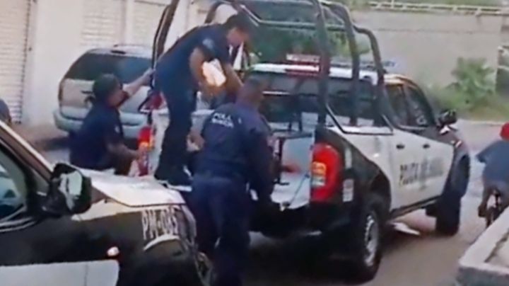 "¿Por qué le estás pegando?": VIDEO expone agresión policial a mujer detenida en Oaxaca