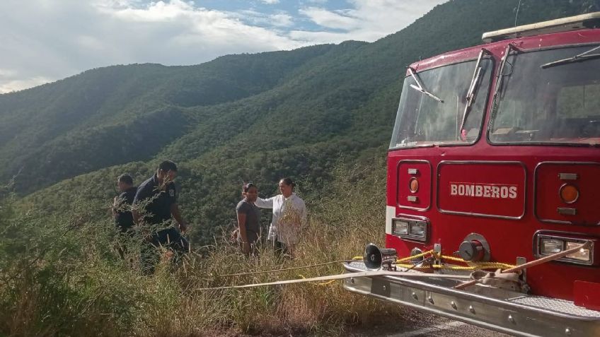 Aparatoso accidente en Ruta del Río Sonora: Bomberos de Ures y Hermosillo rescatan a 2 mujeres