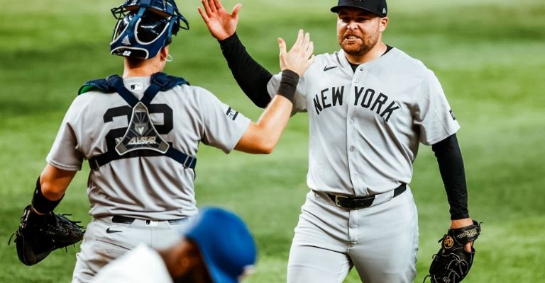 Bednar celebra después de sacar el último out