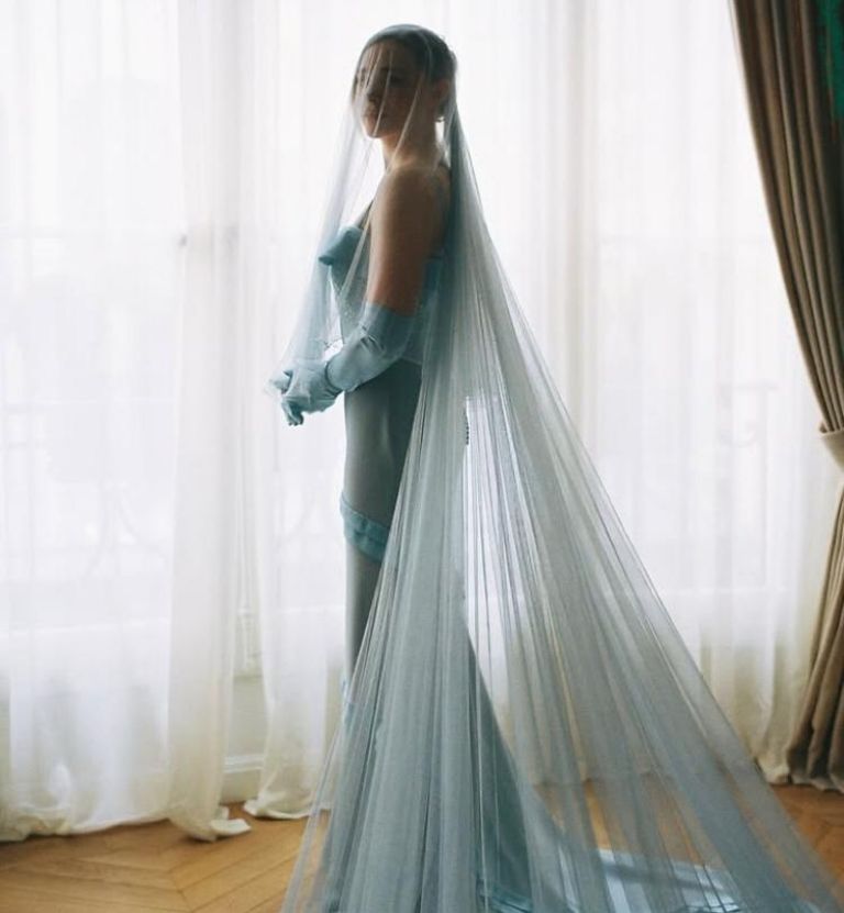 Chloë lució un hermoso vestido de novia 