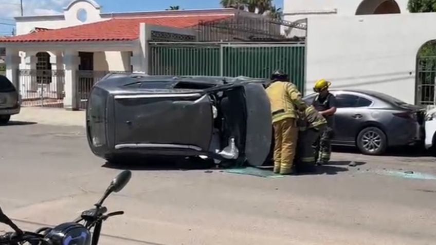 Volcadura de vehículo deja un herido en Hermosillo; autos estacionados sufrieron daños