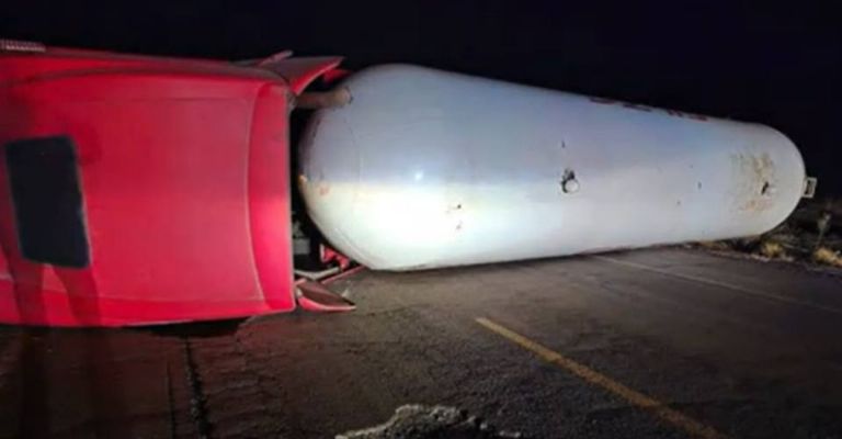 La volcadura de la pipa se registró en enero de 2025 sobre la carretera Caborca-Sonoyta.