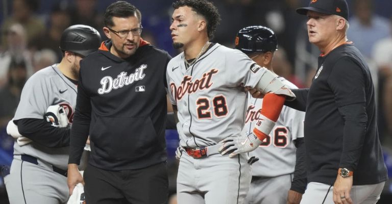 Báez sufrió un golpe en el rostro, tras un batazo de foul