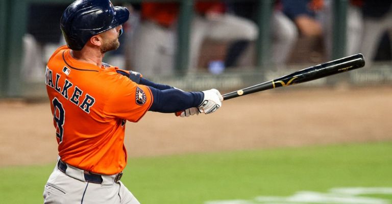 Walker observa el vuelo de la bola, tras su jonrón