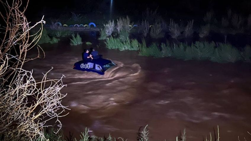 Jóvenes invaden zona acordonada y son arrastrados por la corriente de un río en Sonora