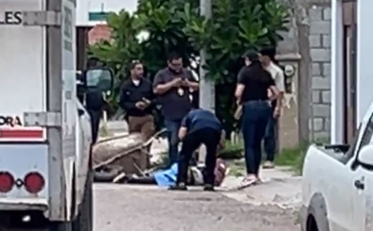 La víctima fue encontrada tendida sobre la calle